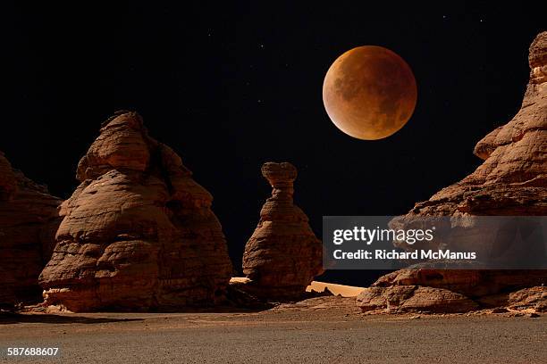 blood moon over libyan desert - total lunar eclipse stock pictures, royalty-free photos & images