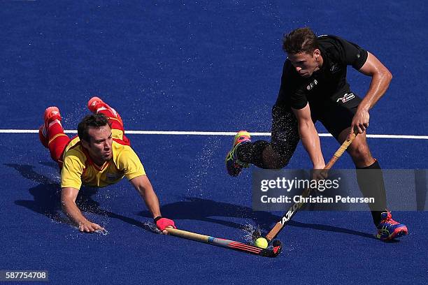 Nick Wilson of New Zealand attempts a shot past Bosco Perez-Pla of Spain during the hockey game on Day 4 of the Rio 2016 Olympic Games at the Olympic...
