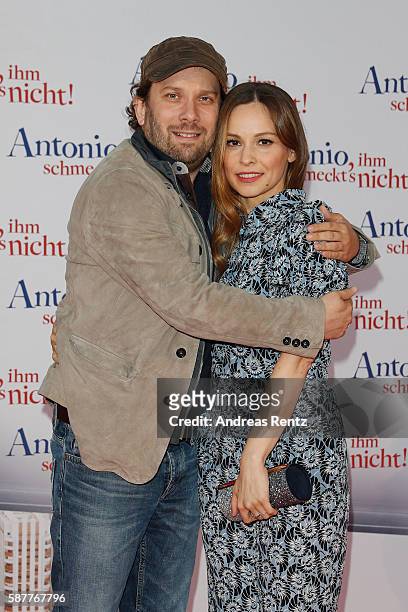 Christian Ulmen and Mina Tander attend the premiere of the film 'Antonio, ihm schmeckt's nicht' on August 9, 2016 in Duesseldorf, Germany.