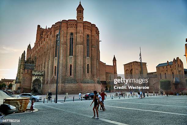 stadtplatz und kathedrale in albi - albi stock-fotos und bilder