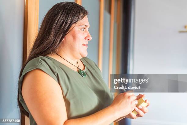 successful maori pacific islander business woman leading a team meeting - auckland train bildbanksfoton och bilder