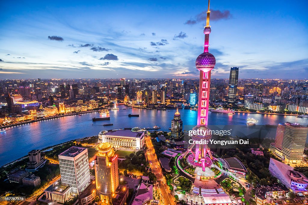 Shanghai Skyline in der Abenddämmerung