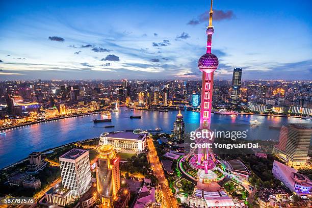 shanghai skyline in der abenddämmerung  - fernsehturm oriental pearl tower stock-fotos und bilder