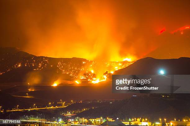 nachtlangebelichtungsfoto des waldbrandes von santa clarita - kalifornien stock-fotos und bilder