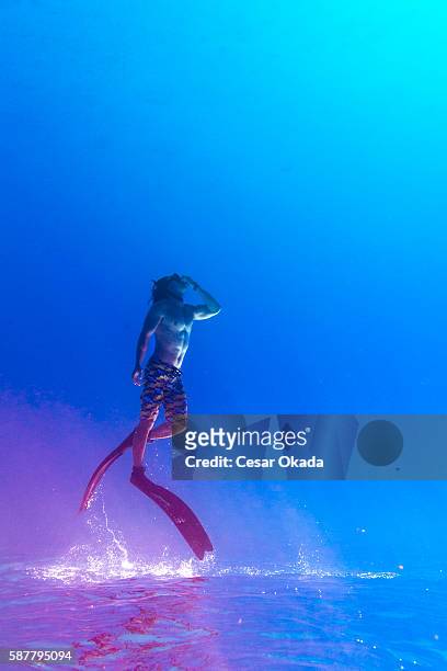 emerging from water - free diving stockfoto's en -beelden