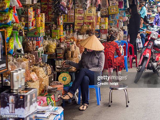 street market in ho chi minh, vietnam - market trader stockfoto's en -beelden