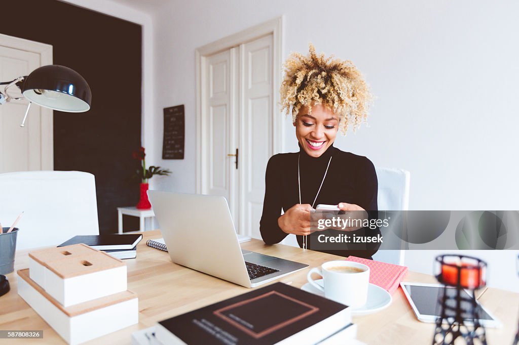 Afro amerikanische junge Frau in einem Home-Office