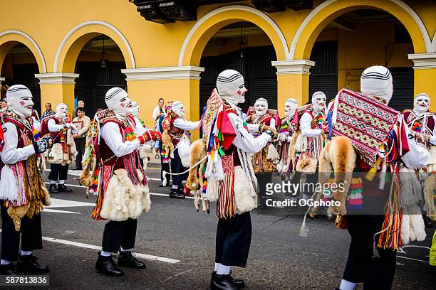 bailarines disfrazados durante una celebración tradicional. - ogphoto fotografías e imágenes de stock