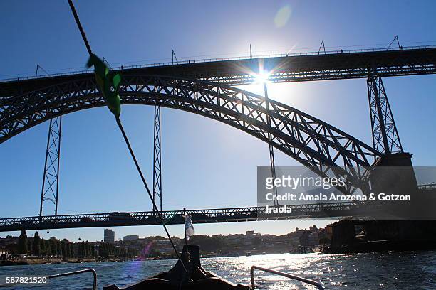dom luís i bridge in porto, portugal - ponte ferroviária imagens e fotografias de stock