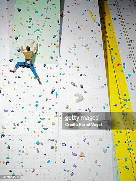 man on climbing wall - klimmuur stockfoto's en -beelden