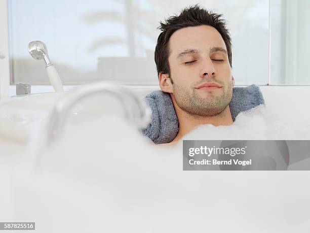 man in bathtub - homem banho imagens e fotografias de stock