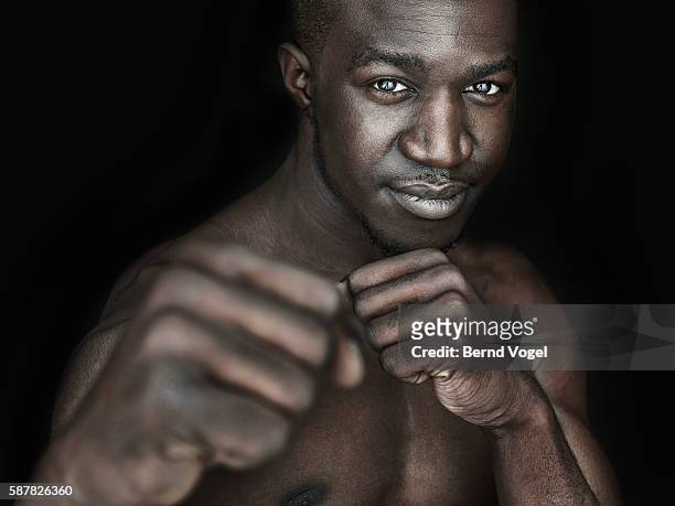 studio portrait of young man - fighting stance 個照片及圖片檔