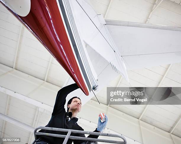 aircraft factory worker painting airplane tail assembly - aircraft assembly plant 個照片及圖片檔