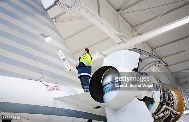 mechanic working on airplane at factory - aircraft assembly plant 個照片及圖片檔