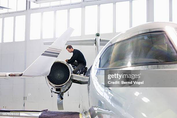 aviation mechanic repairing jet engine - aircraft maintenance stock pictures, royalty-free photos & images