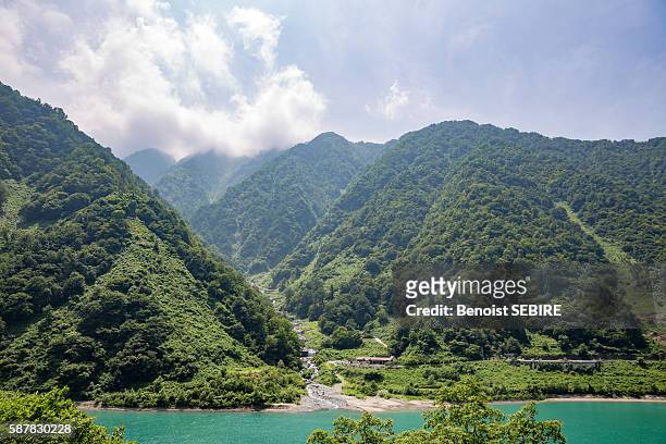 kurobe gorge - toyama prefecture stock-fotos und bilder