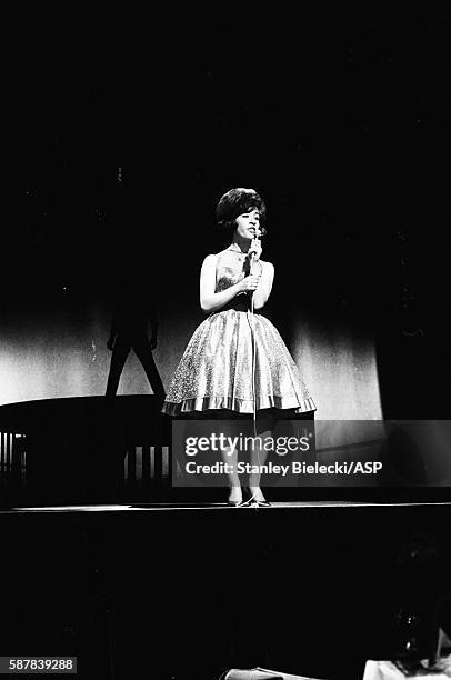 Helen Shapiro performs on stage at a variety performance, London, circa 1965.