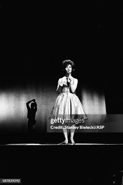 Helen Shapiro performs on stage at a variety performance, London, circa 1965.