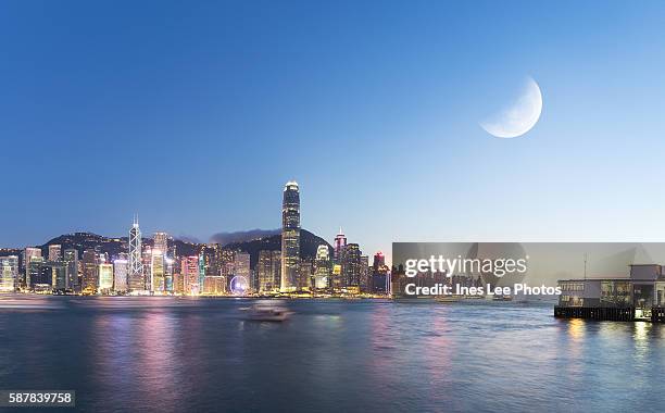 hong kong victoria harbour sunset panorama - 月の港 ストックフォトと画像