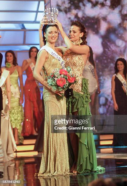 Maria Jesus Ruiz, elected Miss Spain 2004 in Marina d'Or, is crowned by Eva Gonzalez, Miss Spain 2003, 28th March 2004, Oropesa, Castellon, Spain. .