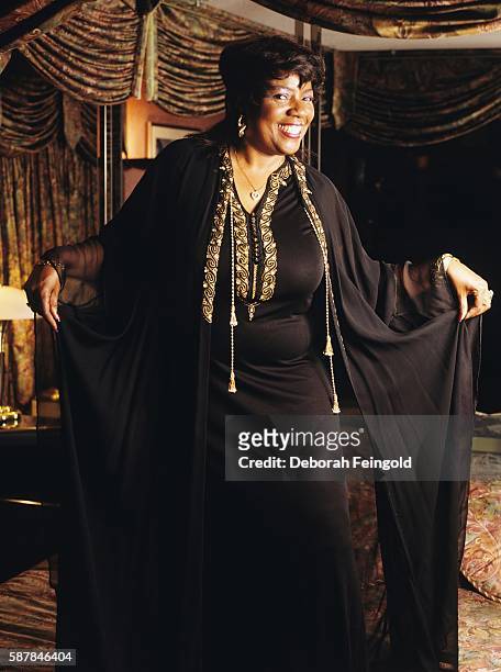Deborah Feingold/Corbis via Getty Images) NEW JERSEY - NEW JERSEY 1996: Singer Gloria Gaynor poses in her home for People in April 1996 in New Jersey.