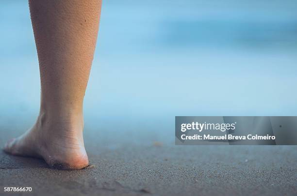 bare foot at the beach - goose bumps foto e immagini stock