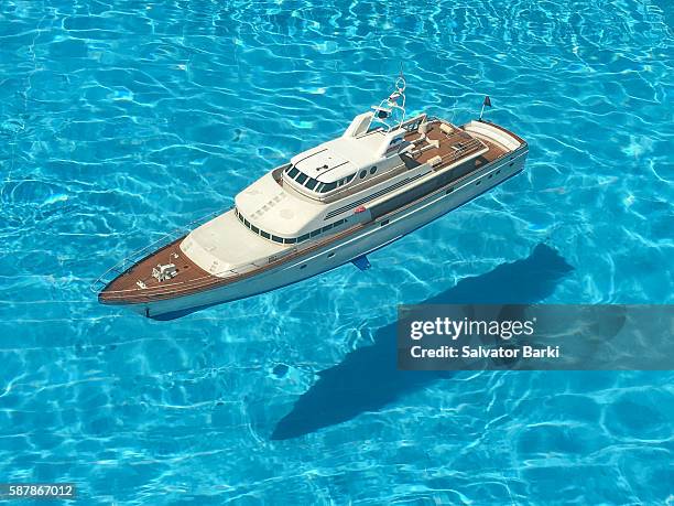 rc boat in pool - pool boat stockfoto's en -beelden
