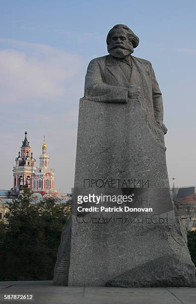karl marx monument in moscow, russia - karl marx stock pictures, royalty-free photos & images