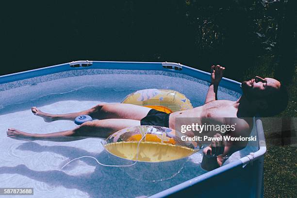 man in swiming pool - ekonomiklass bildbanksfoton och bilder