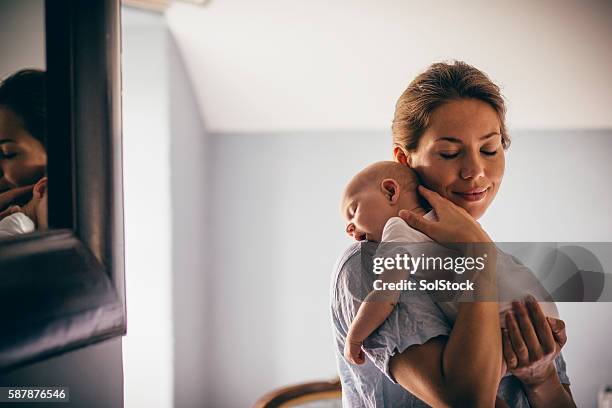 recién nacido durmiendo  - mom fotografías e imágenes de stock