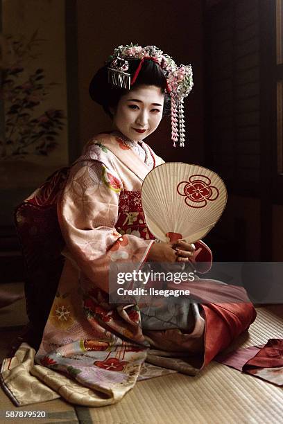 手のファンを持つ舞子 - geisha ストックフォトと画像