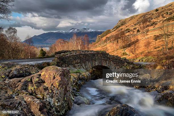 ashness bridge, english lake district - パックホースブリッジ ストックフォトと画像