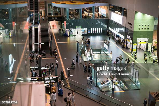 rechts ein eingang zum bahnhof in kyoto - information stock-fotos und bilder