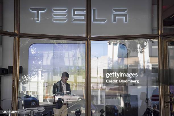 Tesla Inside Building 19 Inside Tesla Motors Inc S Flagship Showroom Stock Photos, High-Res ...
