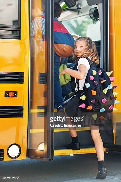schulkind geht zur schule - mini bus stock-fotos und bilder