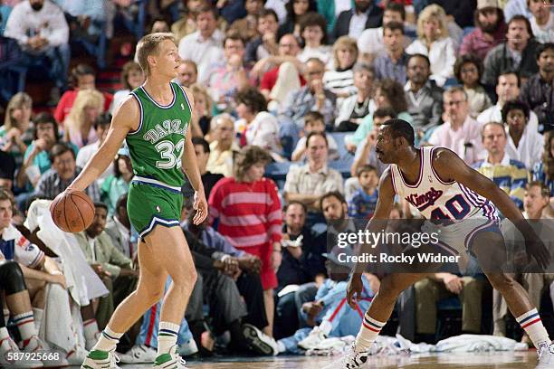 Detlef Schrempf of the Dallas Mavericks defends the ball against Terry Tyler of the Sacramento Kings during the game on April 12, 1988 at ARCO Arena...