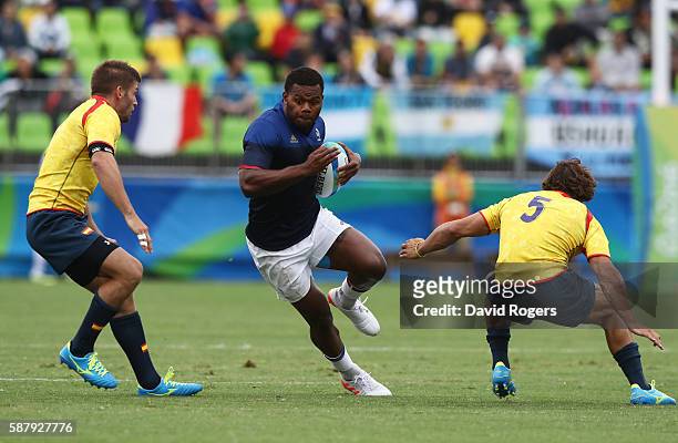 Virimi Vakatawa of France goes past Cesar Sempere and Angel Lopez of Spain during the Men's Pool B, Match 13 between France and Spain on Day 5 of the...