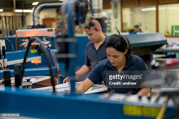 stampa tessile per persone in una fabbrica - textile printing foto e immagini stock