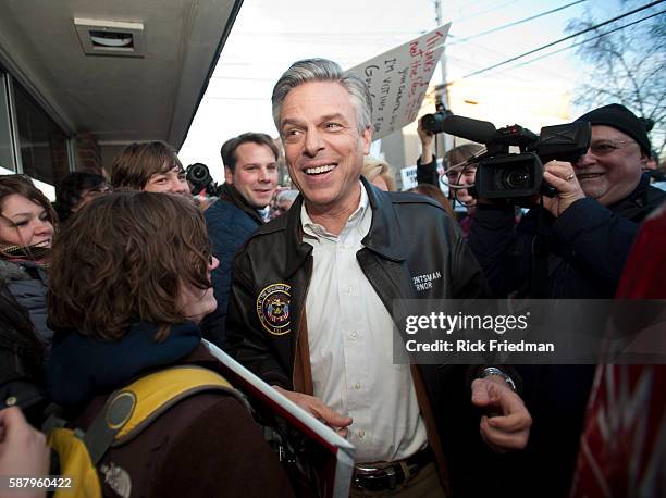 Republican presidential candidate Jon Huntsman visiting a bakery with his wife Mary Kaye Huntsman during a campaign event in stop in Nashua, NH on...