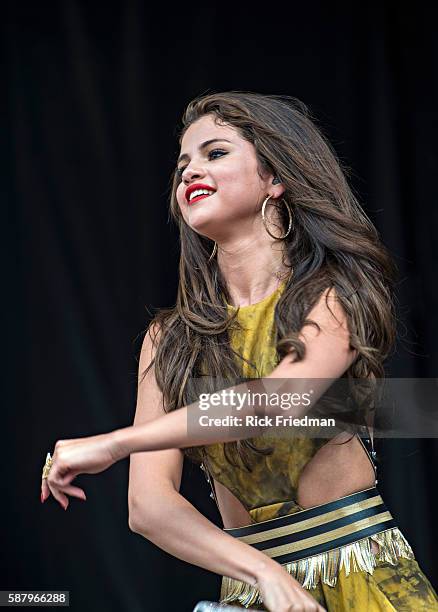 Selena Gomez The Scene In Concert Photos and Premium High Res Pictures ...