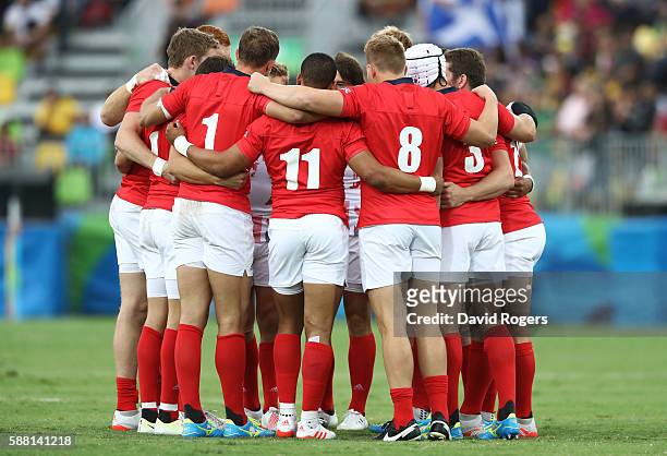 Great Britain players huddle prior to the Men's Pool C, Match 16 between New Zealand and Great Britain on Day 5 of the Rio 2016 Olympic Games at...