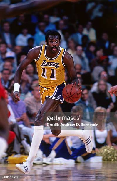 Bob McAdoo of the Los Angeles Lakers hanldes the ball during a game circa 1985 at The Forum in Los Angeles, California. NOTE TO USER: User expressly...