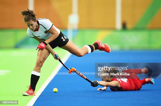 Janne Muller-Wieland of Germany is challenged by Jungeun Seo of Korea during the Women's Pool B Match between Germany and Korea on Day 5 of the Rio...