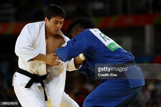 Donghan Gwak of Korea competes against Popole Misenga of the Refugee Olympic Team during a Men's -90kg bout on Day 5 of the Rio 2016 Olympic Games at...