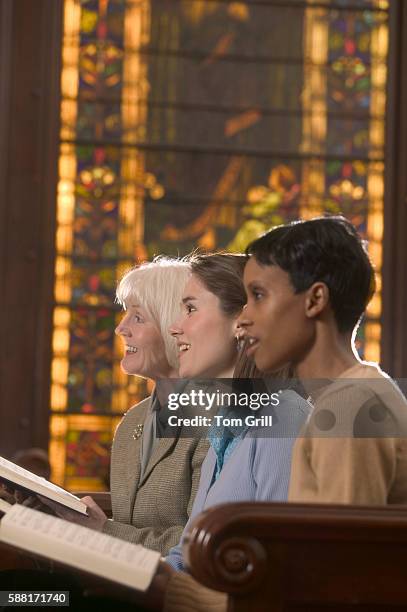 women singing in church - livre de cantiques photos et images de collection