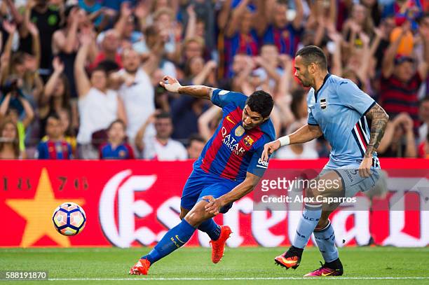 Luis Suarez of FC Barcelona runs with the ball next to Leandro Castan of UC Sampdoria during the Joan Gamper trophy match between FC Barcelona and UC...