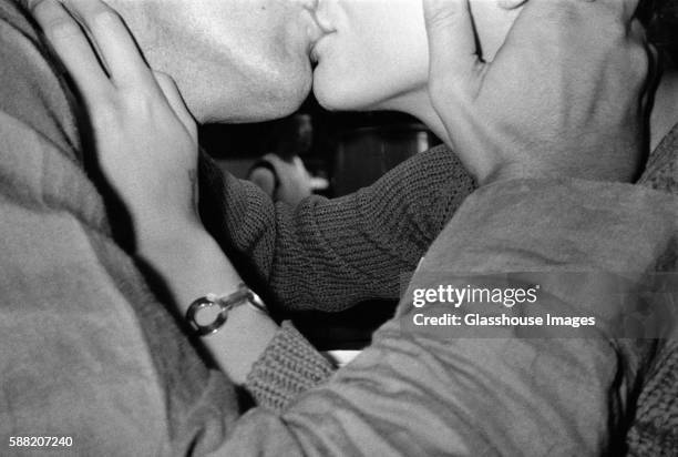 couple kissing - kiss lips - fotografias e filmes do acervo