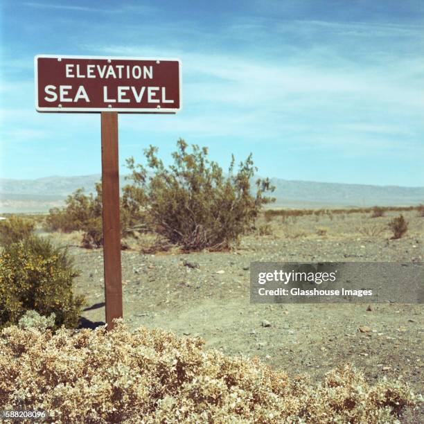 elevation sea level sign in desert - vista de la tierra fotografías e imágenes de stock