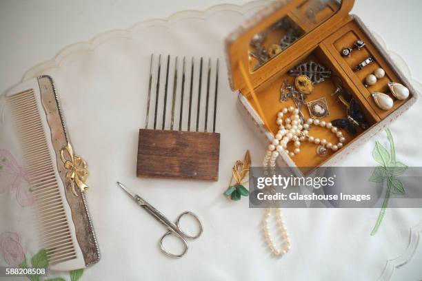 vintage jewelry box and combs - juwelendoos stockfoto's en -beelden