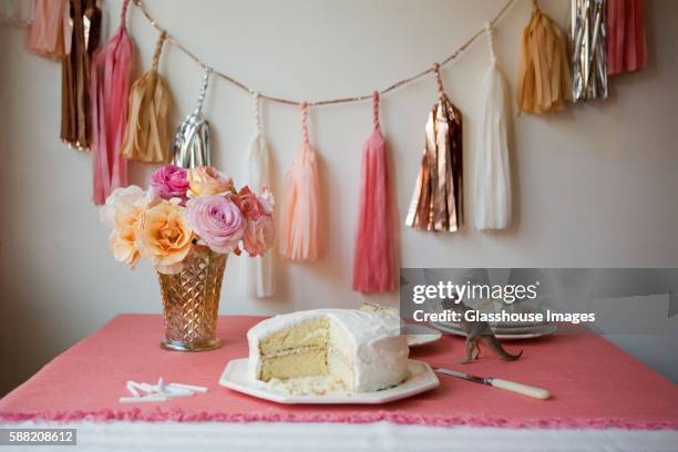 birthday cake and streamers - birthday streamers stockfoto's en -beelden